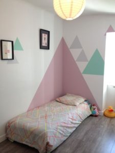 parede geométrica quarto infantil