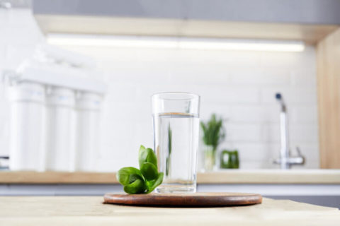 Copo de água filtrada em cima de bancada